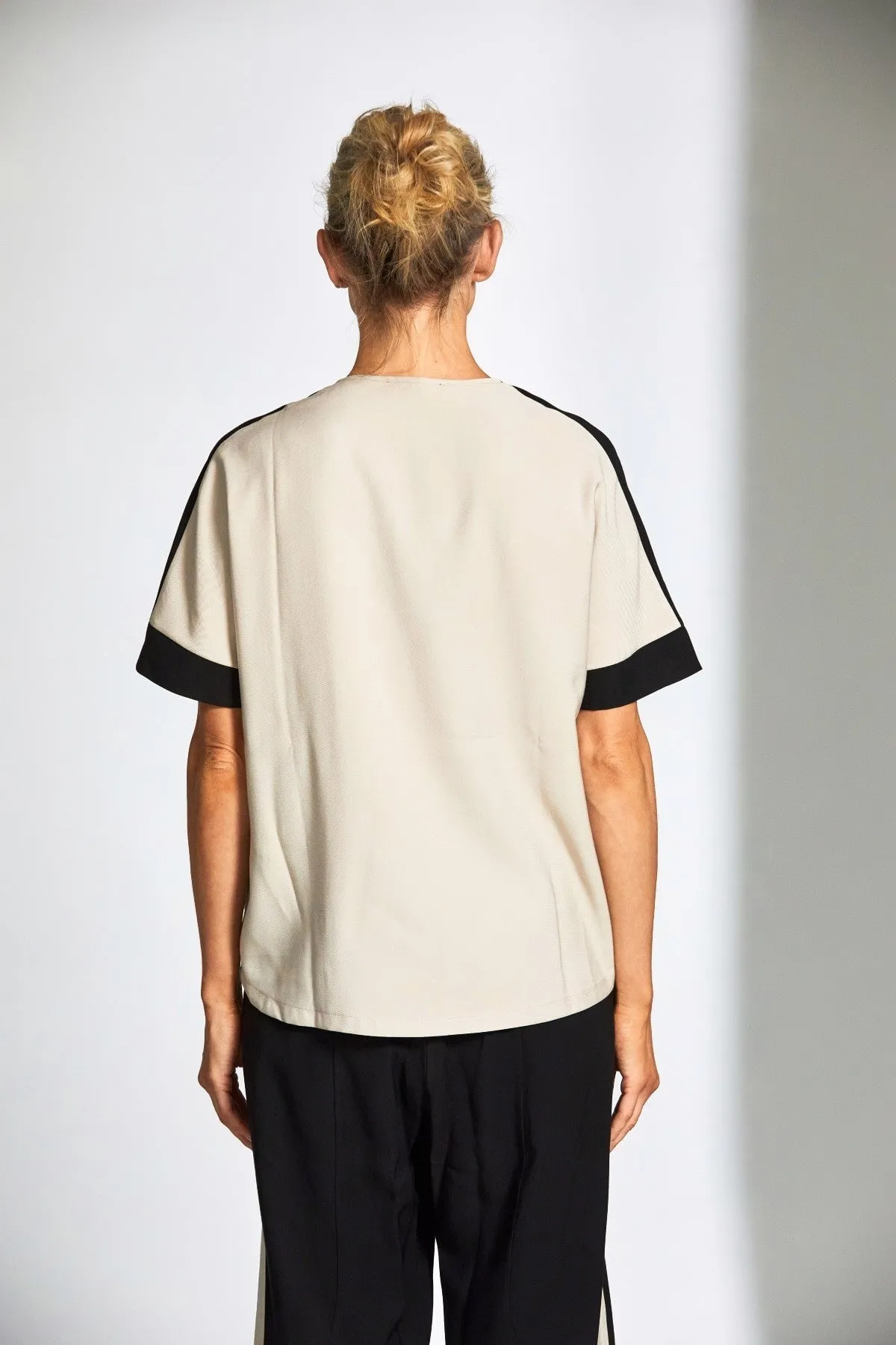 Three Tone Curve Beige Short Sleeve Top