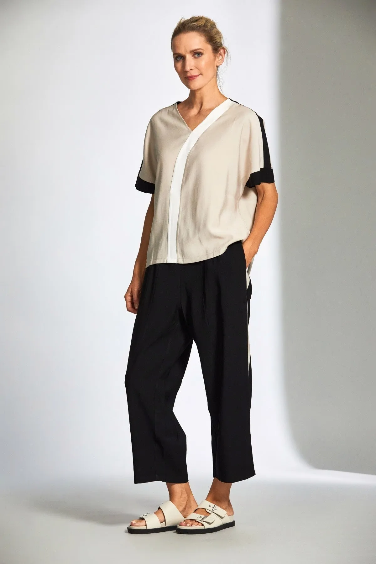 Three Tone Curve Beige Short Sleeve Top